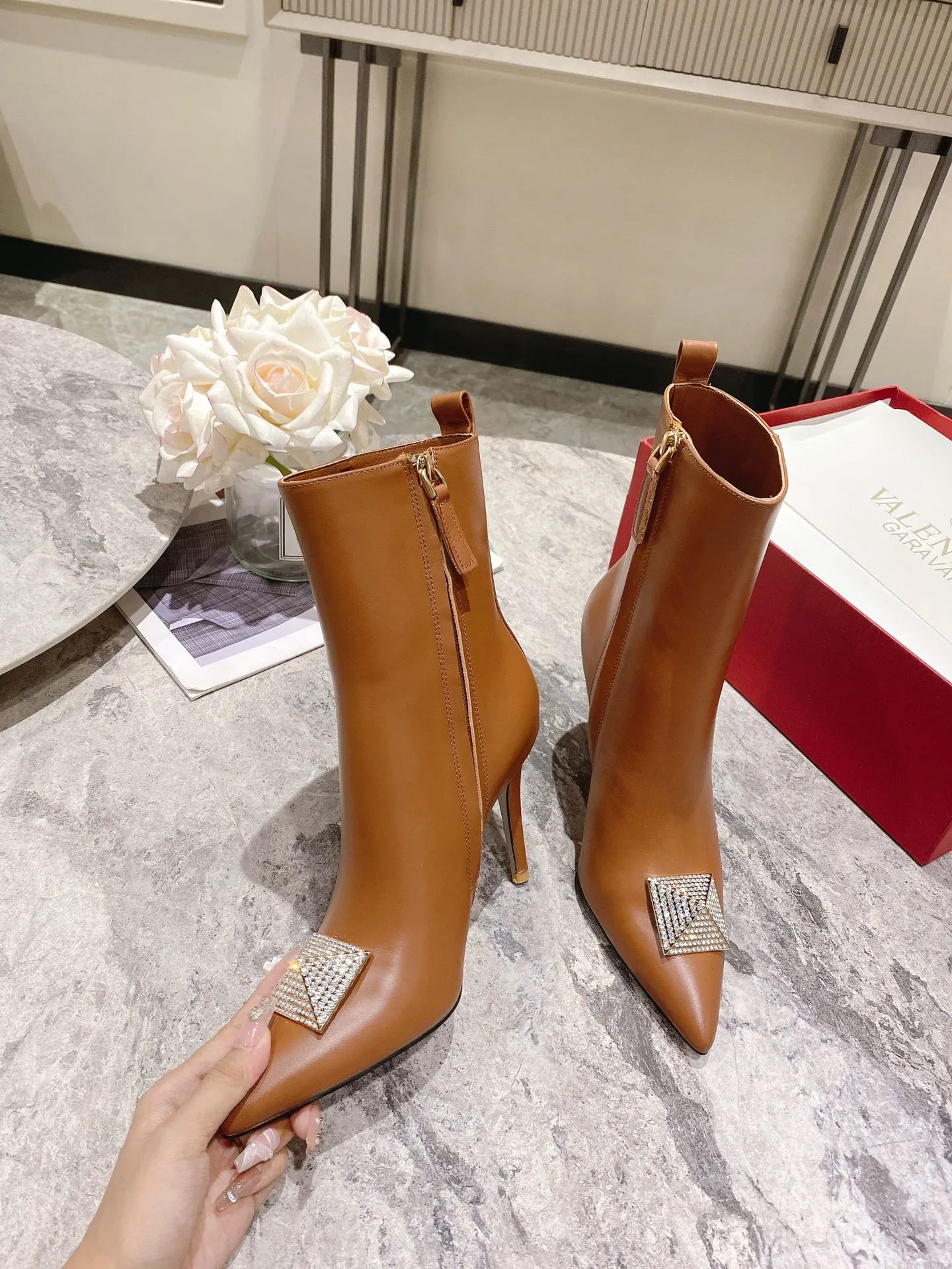 👟👟Ex-factory price 540👟👟 Genuine leather sole +40 [Valentino] Valentino autumn and winter fashion women's boots: comfortable and versatile, making your legs look longer! Fabric: Imported first-layer cowhide ⚡With inner zipper version ⚡The lining and feet are all high-end sheepskin! Outsole: There are two options: non-slip and wear-resistant rubber outsole and Italian leather outsole ~ equipped with Warren's [Pyramid] special buckle that will not rust. Number of yards: 35−41 (customized for sizes 34-42): rubber sole, - genuine leather sole +40
